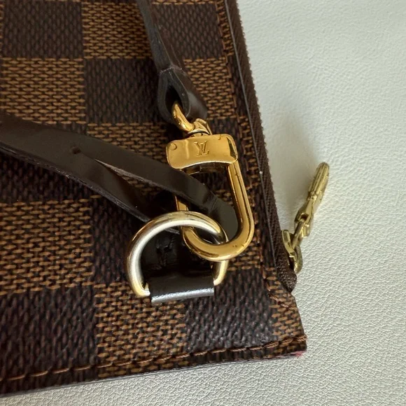 Louis Vuitton Neverfull Pouch - Picture 4 of 7